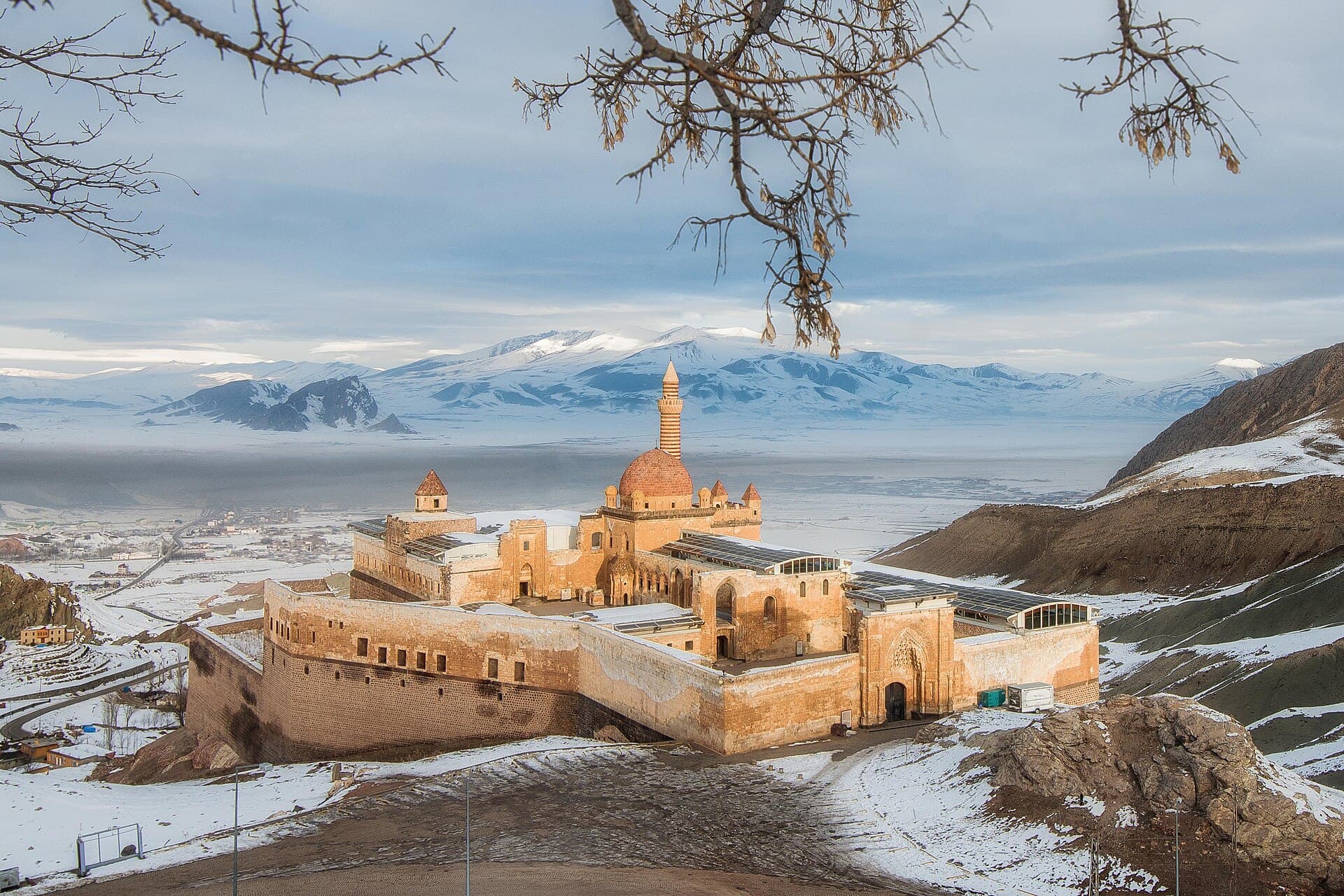 Ishak Pasha Palace overlooking the Doğubayazıt region